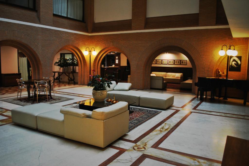 Hostellerie Du Cheval Blanc Aosta Bagian luar foto