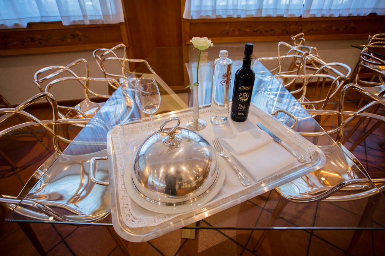 Hostellerie Du Cheval Blanc Aosta Bagian luar foto