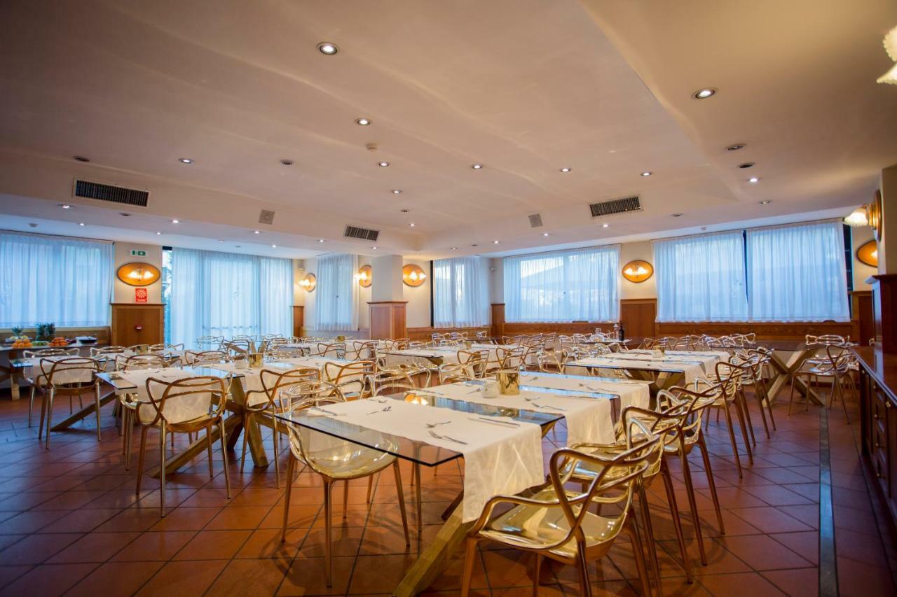Hostellerie Du Cheval Blanc Aosta Bagian luar foto