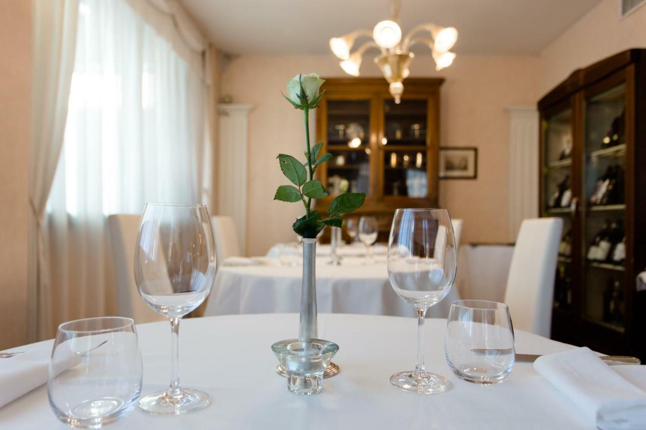Hostellerie Du Cheval Blanc Aosta Bagian luar foto