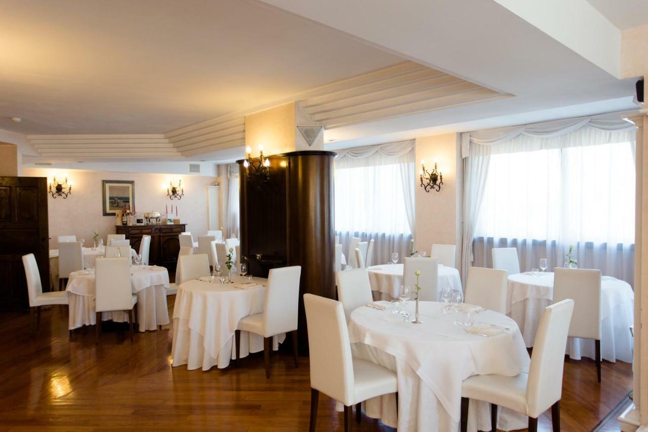 Hostellerie Du Cheval Blanc Aosta Bagian luar foto