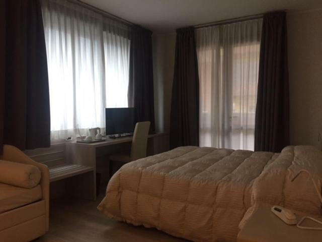 Hostellerie Du Cheval Blanc Aosta Bagian luar foto