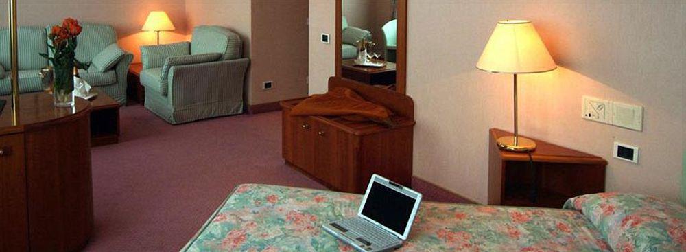 Hostellerie Du Cheval Blanc Aosta Bagian luar foto